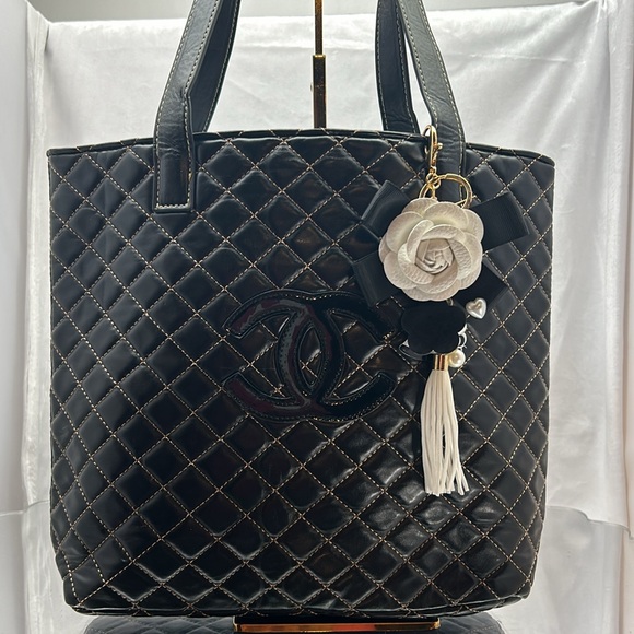 Authentic Chanel hand bag tote - Picture 1 of 16